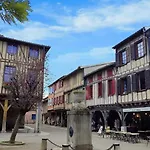 Labyrinthe Sur La Place D, Hotes , Calme ,netflix מירפואה
