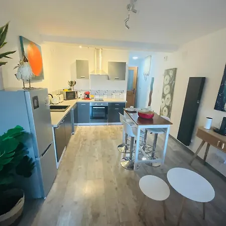 Labyrinthe Sur La Place D, Hotes , Calme ,netflix Apartment