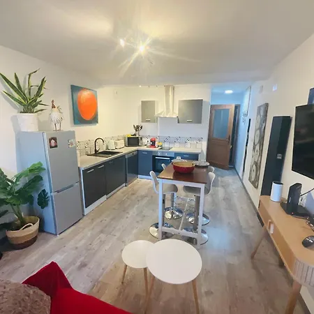 Labyrinthe Sur La Place D, Hotes , Calme ,netflix Apartment *