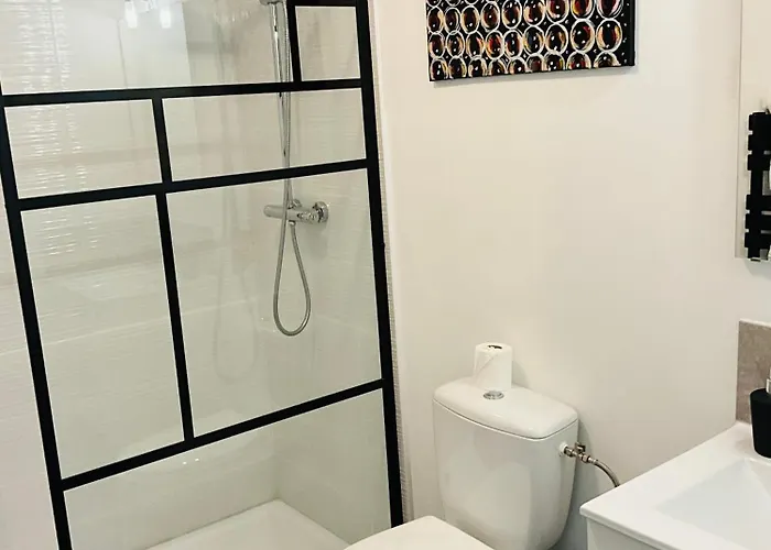 Labyrinthe Sur La Place D, Hotes , Calme ,netflix شقة ماريبواه