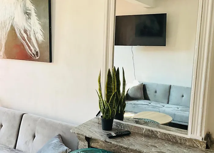 Labyrinthe Sur La Place D, Hotes , Calme ,netflix