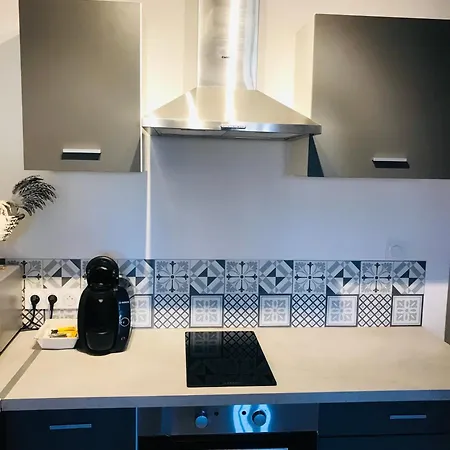 Labyrinthe Sur La Place D, Hotes , Calme ,netflix Апартаменты Мирпуа