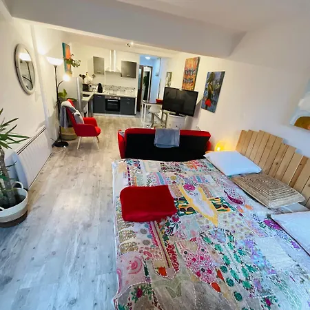 Апартаменты Labyrinthe Sur La Place D, Hotes , Calme ,netflix Мирпуа