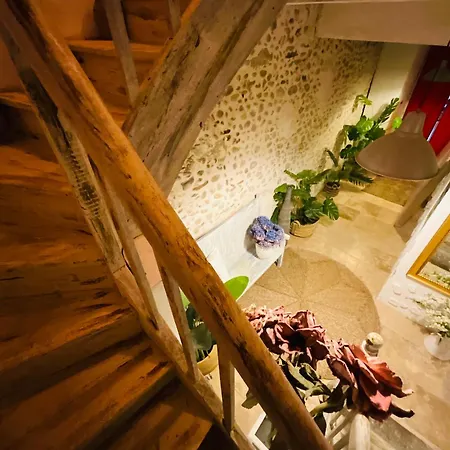 Labyrinthe Sur La Place D, Hotes , Calme ,netflix Апартаменты