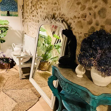 Labyrinthe Sur La Place D, Hotes , Calme ,netflix Апартаменты